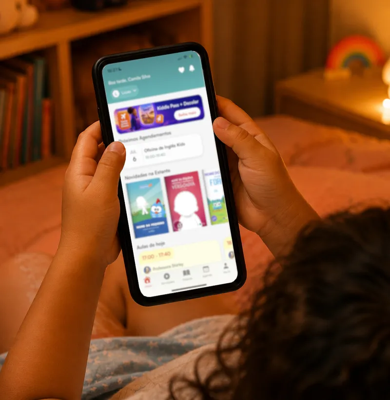Criança usando o app da Kiddle Pass no celular